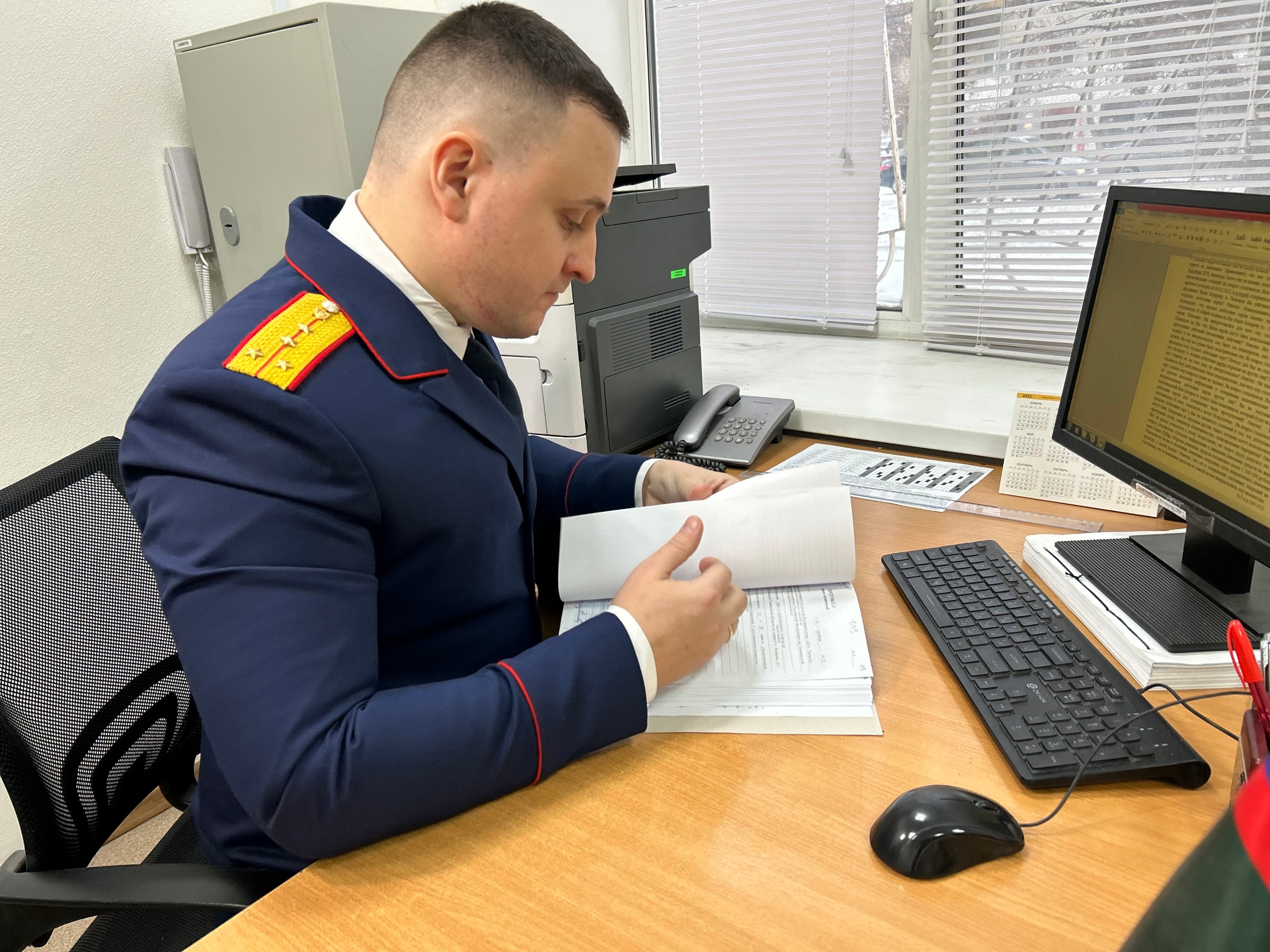 В Тюменской области завершено расследование уголовных дел о совершении коррупционного преступления и посредничестве По версии следствия, в период с апреля по декабрь 2023 года обвиняемый, являясь начальником структурного подразделения нефтяной компании, через посредников получил от представителя коммерческой организации, оказывающей услуги по договору поставки химических реагентов на месторождение, денежные средства в качестве взяток. Взятки предназначались за общее покровительство и лоббирование интересов коммерческой организации в рамках заключенного договора поставки, а также за непринятие мер в случае нарушения сроков поставки химреагентов и отсутствие должного контроля. Общая сумма незаконно полученных денежных средств составила около 1,5 млн рублей. В отношении двух посредников уголовные дела были выделены в отдельное производство и также окончены направлены в надзорное ведомство. Уголовное дело с утвержденным обвинительным заключением направлено в суд для рассмотрения по существу.
