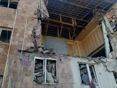 В Чамбараке из-под завалов обрушившегося утром 11 июня дома извлечено еще одно тело. Как сообщалось ранее, в одном из домов по улице Гарегина Нжде в городе Чамбараке произошел взрыв и обрушение. На месте происшествия работают спасатели и следователи. По предварительным данным, в одной из квартир на третьем этаже здания произошел взрыв газа. Обрушились квартиры на 4, 3 и 2 этажах. Частично обрушились квартиры в соседнем подъезде. Один человек погиб на месте. Из медицинского центра Чамбарака поступила информация о том, что 10 пострадавших доставлены в медицинский центр. По имеющейся информации, под завалами находятся не менее 4 человек. Ведутся их поиски.