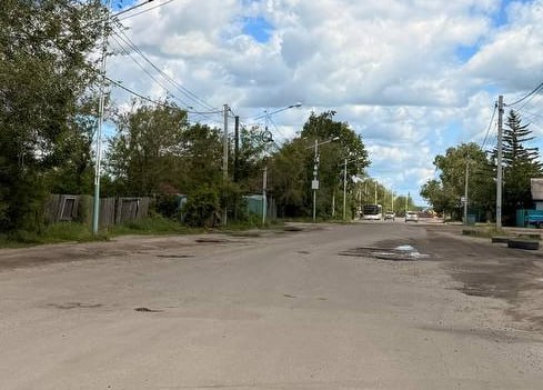Замглавы по ЖКХ Ольга Алексеева встретилась с подрядчиком, который будет выполнять ремонт дороги по ул. 9 Мая. Здесь предстоит привести в порядок 2 участка: от моста через Кирьяниху до пересечения с ул.Чехова и от въезда в город со стороны Васильевки до ул. Литейная. — Встреча обусловлена тем, чтобы определить места, где будут проходить тротуары, — рассказала замглавы по ЖКХ Ольга Алексеева. — Жители просят тротуар по ул. 9 Мая со стороны шиномонтажа. Есть необходимость в оценке технической возможности по этому решению. С подрядчиком заключен двухгодичный контракт. В текущем году будут отремонтированы участки по ул. 9 Мая, общей протяженностью 2,5 км. На 2026 запланирован ремонт участка на въезде в город от стелы до железнодорожного переезда на 6 км, с правом реализации в 2025 году. Ремонт ул. 9 Мая начнется от ул. Чехова с июля, так как у подрядчика еще есть обязательства перед другими муниципалитетами и ведется закупка материалов. Ремонт дороги будет выполнять «Дорожное эксплуатационное предприятие №197» из Ивановского района. Директор организации рассказал об этапах работ. — Сложностей больших для себя здесь не видим, — отметил генеральный директор ООО ДЭП №197» Тарас Часовской. — Как обычно вся стройка начинается с геодезии. Геодезисты сделают разбивку, где будут автобусные остановки, тротуары и после этого мы приступим к ремонту. Первоначально будут отремонтированы выбоины. Потом приступим к укладке нижнего слоя асфальтобетона, после чего будет уложен верхний слой асфальта. Также будут сделаны обочины, чтобы было все красиво и по нормативам. По итогам встречи принято решение разместить тротуар по четной стороне улицы ввиду невозможности обустройства там, где просят жители, из-за узкой территории от частных домов до проезжей части и нахождения опор уличного освещения. Для удобства пересечения проезжей части будет расположен пешеходный переход к остановке «Чехова».