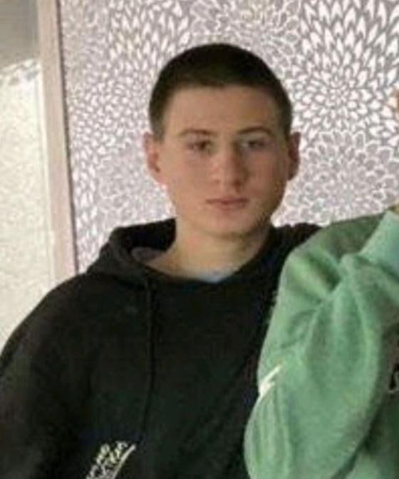 В Кагульском районе подростка убили из-за девушки  В селе Андрушул де Сус нашли мёртвым 15-летнего подростка, пропавшего 5 августа. Его тело с множественными ножевыми ранениями обнаружили на берегу пруда.  По данным следствия, парень поссорился с 17-летним местным жителем, который оскорблял его девушку. При встрече для «разговора» старший напал с ножом, затем задушил верёвкой и скрылся. 10 августа полиция задержала подозреваемого.