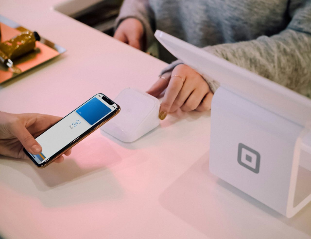 Яндекс Пэй пообещал 100 ный кэшбек клиентам совершившим покупки 29 декабря в промежутке между 20 25 и 20 30 Но именно в это время в работе приложения случился масштабный сбой Сервис извинился за то что не все смогли поучаствовать в акции Но расстроенные пользователи посчитали что их обманули намеренно В комментариях в соцсетях проекта они утверждают что их покупки не состоялись но деньги со счетов списали Люди обвиняют Яндекс Пэй в мошенничестве и говорят что сервис испортил им Новый год Многие из комментаторов обещают больше не пользоваться его услугами Больше новостей в Daily News