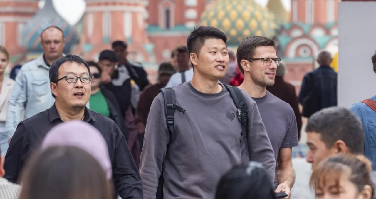  Замуж в Китай? Мужчины из Поднебесной начали массово искать себе жен из России Газета The Times обратило внимание, что сейчас китайские брачные агентства создают чаты, где обмениваются советами на тему поиска жен. И все при этом твердо убеждены, что из россиянок получаются хорошие супруги. Эксперты считают, что местные женщины чересчур требовательные и жесткие. Китаянки требуют десятки тысяч долларов, золото, машины и квартиры. Россиянки же — более раскрепощенные, готовы к браку и любят заниматься домашним хозяйством. Подписаться Честное Пенсионерское