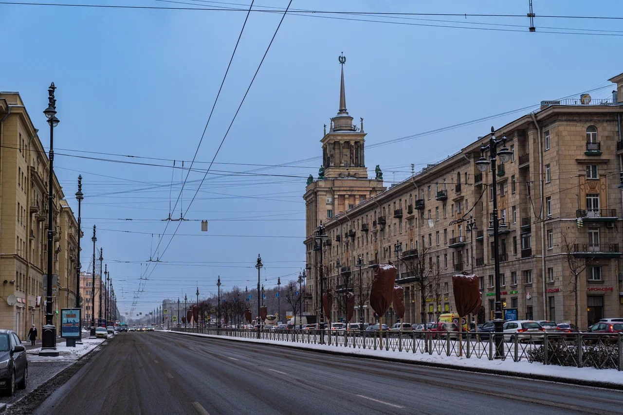 Жилой дом с башней, расположенный на углу Московского проспекта и Бассейной улицы, признали региональным памятником. Здание известно, в том числе, тем, что детские годы в нем провел музыкант Виктор Цой. Здание спроектировано как сложный комплекс разновысотных объемов, образующих асимметричную композицию и выразительный силуэт с различных точек обзора. Композиционным центром является угловая башня, выполненная в духе московских высотных зданий 1950-х годов. Дом возводился новым опытным поточно-скоростным методом. Фасады облицованы с использованием экспериментальной технологии: ребристыми цементными облицовочными плитами, отливаемыми в песке, без применения форм. Здание на углу Московского проспекта и Бассейной улицы является одним из наиболее ярких примеров советской неоклассики послевоенного времени. Фото: СПб ГБУ «ГТИБ»/архив