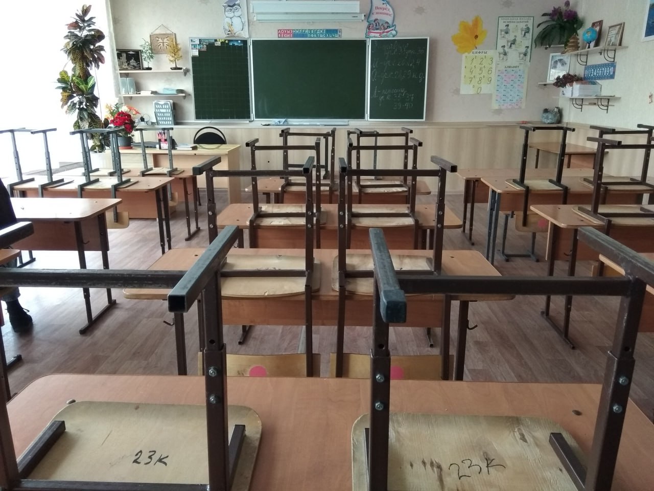 Губернатор Курской области напомнил директорам школ поборы с родителей недопустимы На оперативном совещании 5 ноября губернатор Александр Хинштейн подчеркнул что любые сборы денег с родителей в школьные фонды являются недопустимыми Поводом для заявления стала жалоба на непрозрачную работу фонда в школе 57 Курска До всех директоров прошу довести что никакие поборы с родителей не допустимы А чтобы искать дополнительное финансирование мы и создаём управляющие советы У родителей разные финансовые возможности это что за оброки заявил глава региона Ранее губернатор поручил сформировать при школах управляющие советы с участием талантливых и успешных выпускников Эти структуры должны стать инструментом общественного контроля и помогать решать организационные и финансовые вопросы без давления на семьи учащихся Роман Алехин признан Минюстом иноагентом еще в августе критиковал министра образования Курской области за формальное исполнение указаний врио губернатора И судя по всему он оказался прав указание исполнено для отчета а министр так и не смогла создать советы которые помогали бы школам Курская Telega Прислать новость