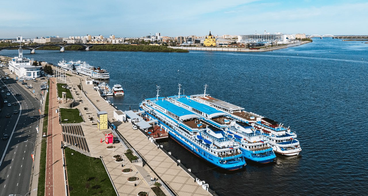 Навигация-2025 началась с уверенного роста Спрос на речные круизы в России растёт: продажи по сравнению с 2024 годом увеличились на 20%, а туристы активно выбирают как длительные маршруты, так и короткие туры на 5–9 дней. В топе направлений – Золотое кольцо, Татарстан, Карелия, круизы между Москвой и Петербургом, а также к югу – до Астрахани и Ростова-на-Дону. 60% всех продаж — через агентства. Их число продолжает расти благодаря бесплатному обучению, мотивационным программам и партнёрским инициативам. Подробности об итогах спроса и роли агентов — в материале RTN.
