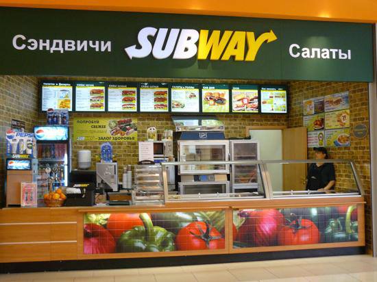 Кишечную палочку нашли в сэндвичах Subway — санитарные нарушения выявили в нескольких заведениях в Москве   Также там обнаружили опарыши в салатах, тараканов на кухне и гнилые продукты. Готовят повара из просрочки, смешивая списанные ингредиенты со свежими. По словам сотрудников, овощи закупаются по уценке — так сеть экономит средства.   Также среди работников много несовершеннолетних с поддельными медкнижками, трудящихся за мизерные зарплаты