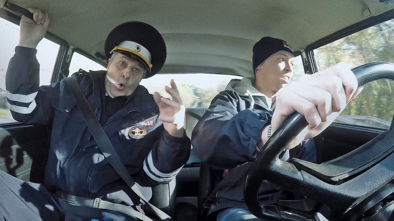 В России хотят ввести автоматизированный приём экзаменов на водительские права Это следует из новой Стратегии повышения безопасности дорожного движения в РФ Член Общественного совета при МВД РФ Игорь Моржаретто отметил что подобные технологии уже работают за рубежом По его словам в Южной Корее компьютер полностью управляет процессом он подает команды определяет выполнение упражнений и выставляет итоговую оценку В салоне автомобиля во время экзамена присутствует гражданский инструктор который не вмешивается в действия кандидата но может в любой момент взять управление на себя в случае опасности По словам эксперта это может быть одним из вариантов приема экзамена в России Ключевое преимущество автоматизации устранение человеческого фактора Как вам инициатива Подписаться на truekpru Читать нас в MAX