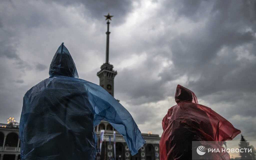 Грозы, местами с градом и шквалистым ветром, ожидаются в Москве в воскресенье, воздух прогреется до +30, сообщил РИА синоптик "Фобоса" Леус