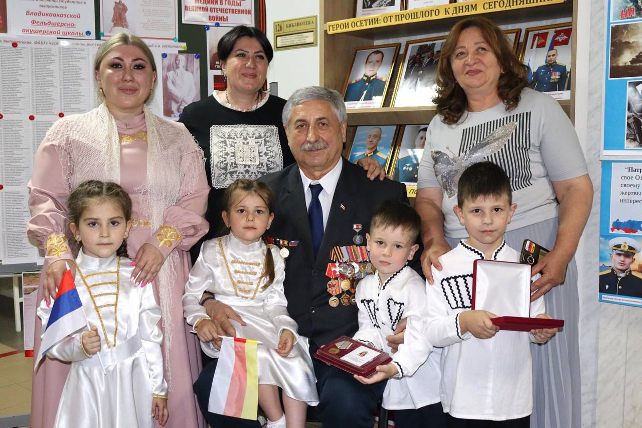 Педагог из Правобережного района представит республику на Всероссийском конкурсе В рамках национального проекта Молодежь и дети в Бурятии пройдет Всероссийский конкурс Лучший учитель родного языка и родной литературы Нашу республику в номинации Лучший воспитатель родного языка представит Марина Дзгоева На конкурсе Марина Казбековна будет не только представлять свои достижения но и делиться опытом работы с коллегами из других регионов Это придаст дополнительный импульс развитию нашего образования и вдохновит многих педагогов на новые свершения Уверен что она сможет блестяще выступить и внести свой вклад в популяризацию родного языка пишет Глава Правобережного МО Казбек Мрикаев Желаем Марине Казбековне удачи ПравобережныйРайон raionka15