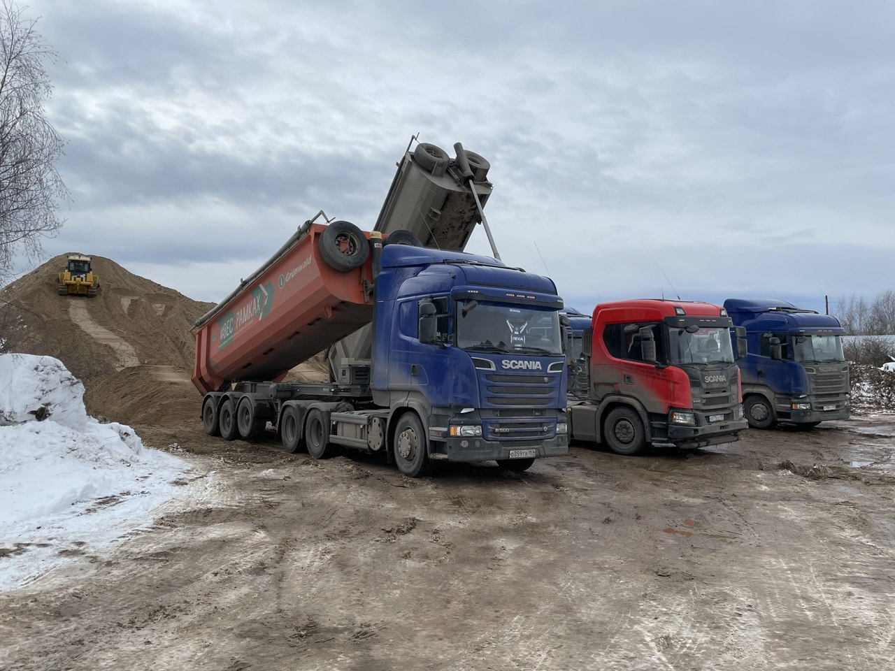 В Немском районе Кировской области стартует капитальный ремонт дороги Кырчаны — Нема — Кильмезь.   Работы начнут от примыкания к деревне Сысоева до примыкания к деревне Незамаи включительно. Общая протяженность участка, подлежащего ремонту, составит 10.38 км. АО "Вятавтодор" отремонтирует участок длиной 4,08 км.  После завершения ремонта трасса будет двухполосной, ширина каждой полосы составит три метра, а обочина — два метра. На автомобильной дороге появятся тротуары, автобусные остановки, разметка, дорожные знаки, барьерные ограждения.  Срок окончания работ — октябрь 2025 года. Добавим, что капитальный ремонт дороги пройдет в рамках нацпроекта "Инфраструктура для жизни".   Кировская область