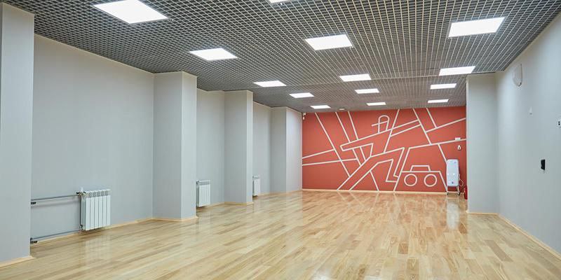 Современный культурно досуговый центр откроют в Метрогородке Новый филиал Объединения досуговых и культурных центров ВАО откроют 11 ноября В этот день для гостей подготовили культурную программу и серию мастер классов Пятиэтажное здание площадью 2 7 тыс кв м рассчитано более чем на 350 посетителей Здесь будут заниматься спортом и творчеством взрослые и дети Что сделали Для группы Раннее развитие установили борды и 3D песочницу Для юных артистов LED экран и подиум для выступлений В зале для единоборств пол застелили матами типа ласточкин хвост есть макивары груши шлемы и перчатки для занятий боевыми искусствами Большой спортзал оборудовали необходимым для футбольных тренировок и коврами для художественной гимнастики На первом этаже разместился шахматный класс Готова к работе школа программирования Лаборатория кода где можно изучить 3D моделирование Среди необычных направлений активного досуга аэройога кикбоксинг курсы самообороны для женщин Узнать больше о филиале можно будет 11 ноября с 10 00 до 21 00 пройдет культурная программа с мастер классами Вход свободный Здание построили в 1960 х годах В течение нескольких десятилетий в нем располагались различные учреждения затем некоторое время оно не использовалось После полной реконструкции комфортные помещения соответствуют современным стандартам Адрес Открытое ш д 28 Фото пресс служба Департамента капитального ремонта города Москвы