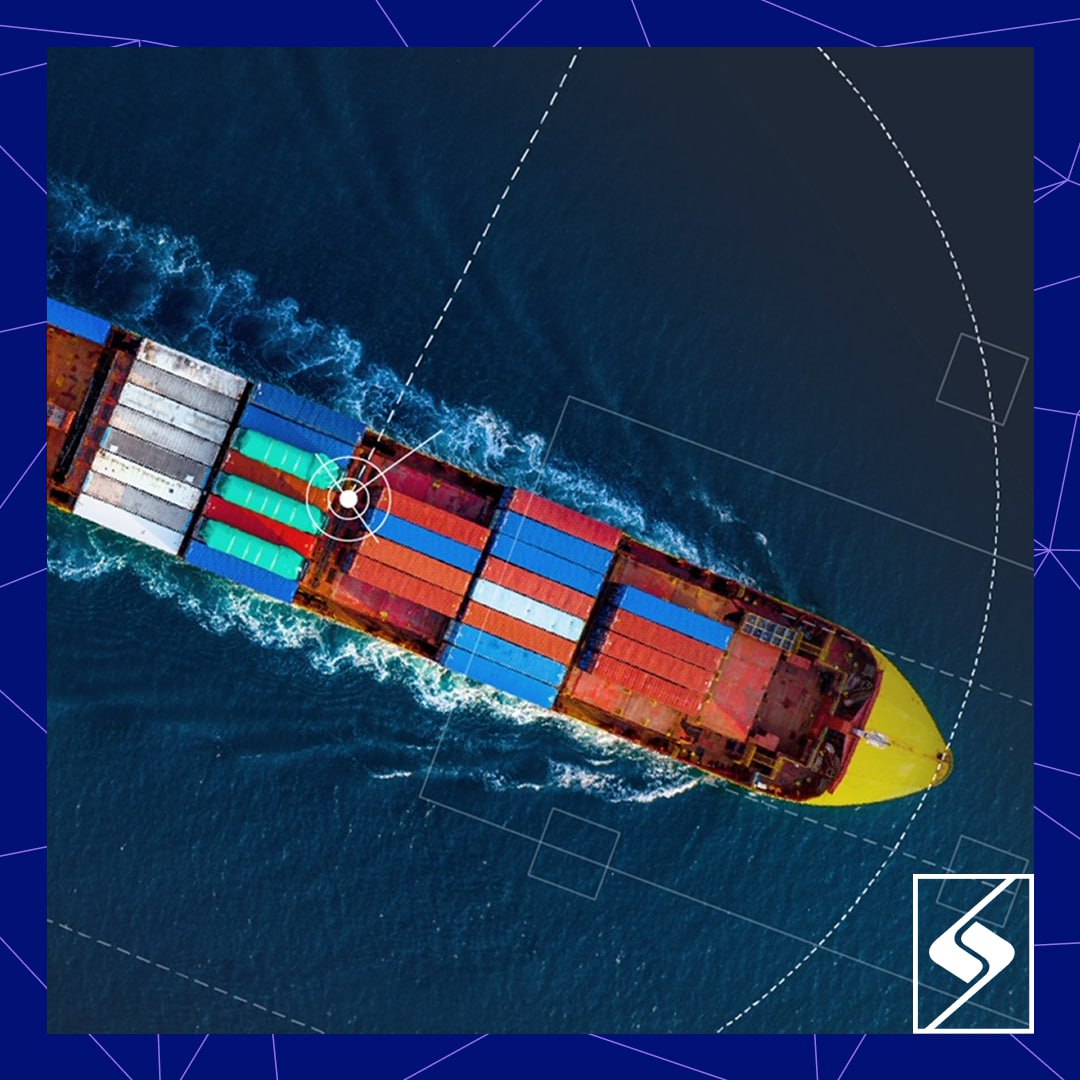 Sitronics КТ входит в Sitronics Group запатентовала способ предотвращения столкновений на воде Суть в том что все суда должны быть оборудованы автоматическими системами наблюдения за обстановкой которые позволяют видеть других участников движения и прочие навигационные препятствия При возникновении опасной ситуации на одном из судов определяется главная система которая рассчитывает необходимые маневры и автоматически передает их для обязательного исполнения на другие суда в зоне риска 90 аварий с участием судов на воде случаются из за неверных действий экипажа Новый подход снижает влияние человеческого фактора делая судоходство безопаснее Некоторые составляющие системы уже применяются на практике а ее полноценное внедрение может стать важным этапом цифровизации водного транспорта