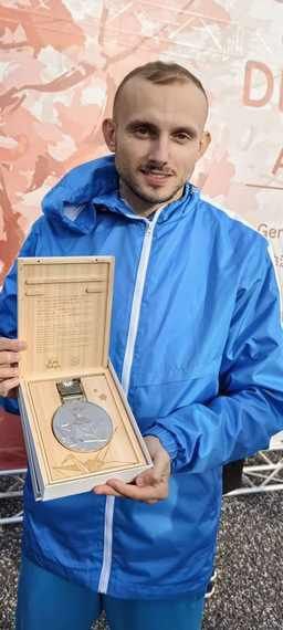 Еще одну серебряную медаль завоевал спортсмен из Гомельской области на XXV летних Дефлимпийских играх Воспитанник областного центра олимпийского резерва по паралимпийским и дефлимпийским видам спорта Роман Гралько завоевал второе место в прыжках в высоту с результатом 2 04 метра ПОЗДРАВЛЯЕМ