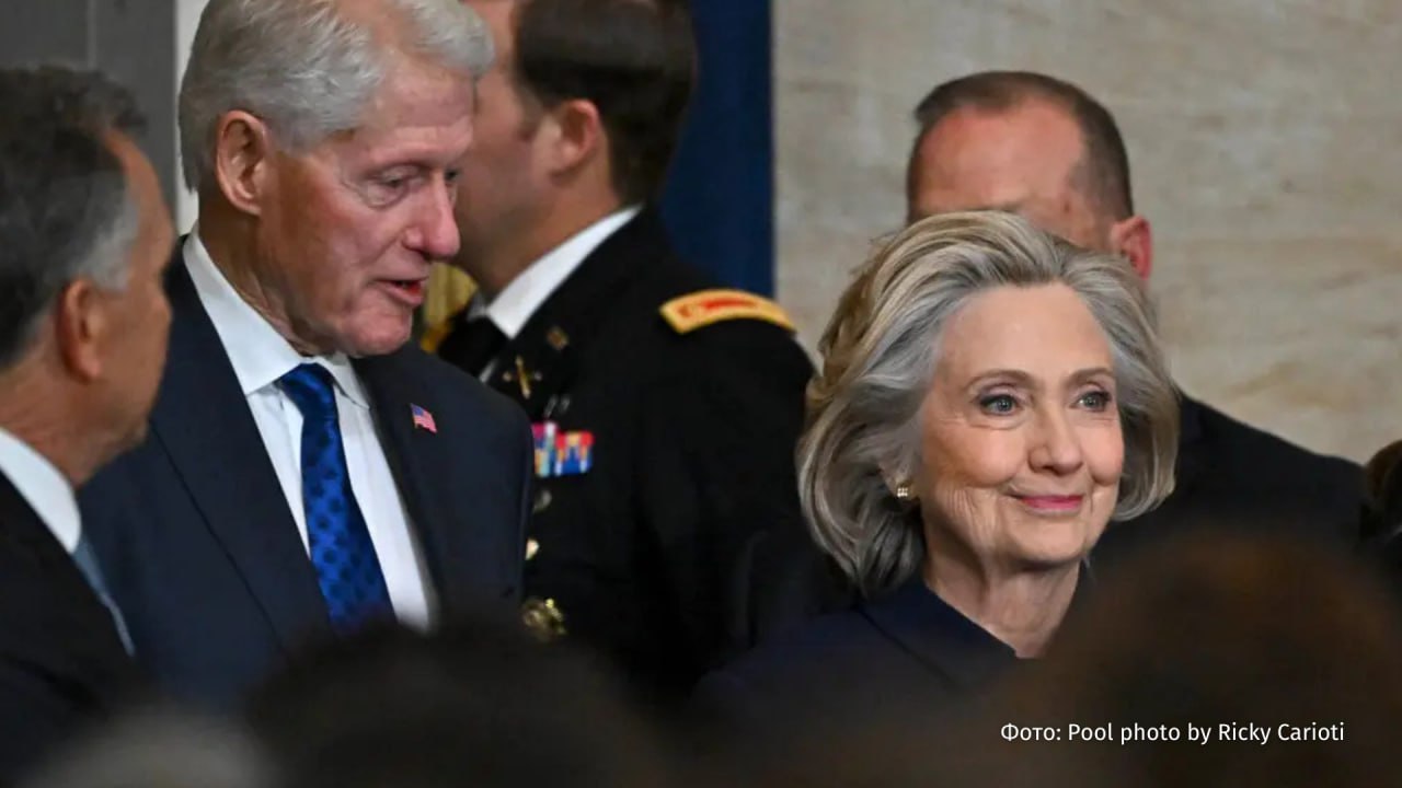 Надо было раньше Биллу и Хиллари Клинтон запретили давать показания в суде в рамках расследования дела Эпштейна Об этом сообщает The New York Times 42 й президент США Билл Клинтон входил в число знакомых Эпштейна Клинтону и его жене выдали повестки в суд в рамках дела но супруги не явились в американский конгресс для дачи показаний После этого Билла и Хиллари Клинтон признали виновными в неуважении к конгрессу Ранее Клинтоны обещали бороться за свою правоту но капитулировали когда некоторые их сторонники присоединились к обвинениям пары в преступном неуважении к суду В то же время на фоне скандала с файлами закрывается благотворительная организация Sarah s Trust основанная бывшей супругой британского принца Эндрю Сары Фергюсон Из рассекреченных документов стало известно о ее тесной дружбе с финансистом педофилом Джеффри Эпштейном UPD В распоряжении The New York Times позже оказалось электронное письмо в котором адвокаты Клинтонов попросили Палату представителей не проводить голосование по обвинению в неуважении к конгрессу В конечном счете Клинтоны подняли белый флаг и согласились полностью выполнить требования суда По итогу разбирательств им разрешат дать показания в суде по делу Эпштейна IZ RU в Telegram в MAX