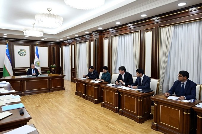 В Узбекистане ежегодно образуется 14 млн тонн бытовых отходов. Однако уровень их переработки остается низким. Благодаря проектам последних лет этот показатель достиг 5%. Путем переработки бумаги, пластика, резины, стекла и текстильных остатков можно получать сырье на 1 трлн сумов.   На совещании президент отметил, что услуги по вывозу отходов должны отвечать требованиям населения. В этой связи поручено создать возможность онлайн-отслеживания времени прибытия и маршрута мусоровозов в каждую махаллю.  Китайские инвесторы строят заводы по сжиганию отходов для выработки энергии в шести регионах. В Ташкенте введены в эксплуатацию два предприятия по сжиганию медицинских отходов с получением теплоэнергии. В Самарканде построят еще два таких завода и по одному в остальных областях страны:     Telegram     Instagram     YouTube