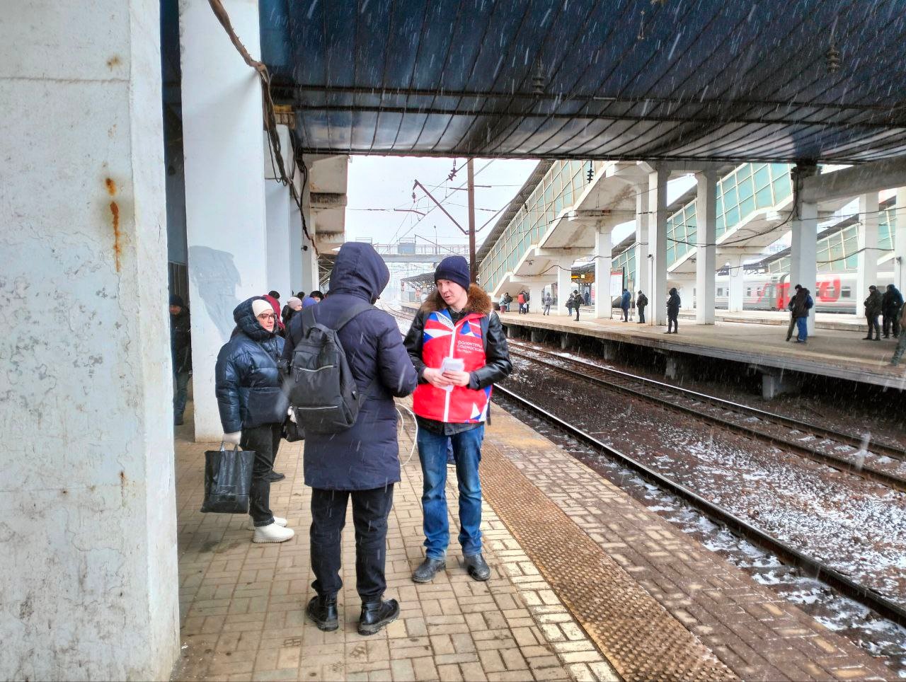 В Мытищах продолжаются рейды по безопасности на железной дороге   На железнодорожной инфраструктуре городского округа Мытищи на регулярной основе проходят рейды по безопасности, направленные на пресечение и профилактику правонарушений.   Сотрудники администрации округа, сотрудники правоохранительных органов, волонтеры молодежного центра «Импульс» провели беседы с пассажирами с раздачей наглядного агитационного материала.    В ходе рейда проведена профилактическая работа по предупреждению травматизма на железнодорожной инфраструктуре. Помните, что железная дорога – зона повышенной опасности. Находясь на ее территории, необходимо соблюдать правила безопасного поведения.  #мытищи_новости