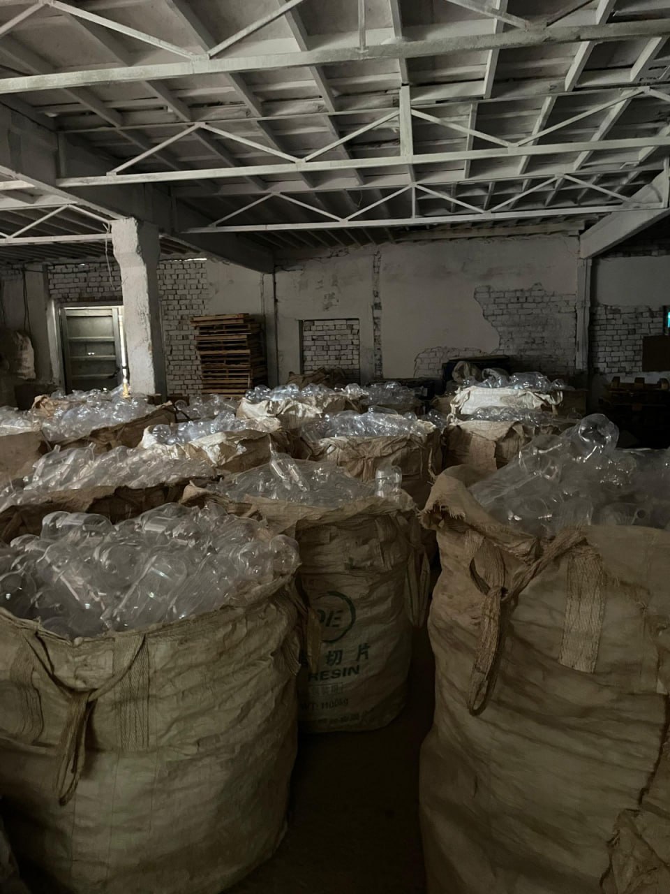 В Кара-Суу выявлен подпольный цех по производству газированных напитков  По данным ГКНБ, подпольный цех занимался выпуском сладких напитков под названиями «Квас Деревенский», «Анар» и «Сок Деревенский».  Работники Санэпиднадзора, Госэкотехинспекции и Налоговой службы наложили штрафы и взяли образцы для экспертизы.