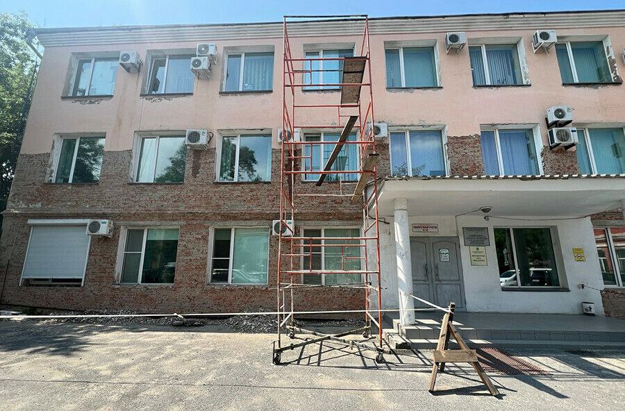 Бежево-коричневый цвет зданий пришел в Белогорск Фасад административного здания комитета по образованию в Белогорске преобразится. Об основных видах работ рассказали в службе по обеспечению деятельности органов местного самоуправления. «На данный момент идёт демонтаж старой облицовки здания, – сообщила директор службы Татьяна Басос. – Из-за погодных условий подрядчикам приходится приостанавливать работы и возобновлять их только в перерывах между дождями». На ремонт фасада административного здания по адресу: улица Партизанская, 26, выделено 3,8 миллиона рублей. Окраску фасада выполнят в соответствии с утверждённой цветовой гаммой. Цвета согласованы: основной тон – бежевый, а выступающие элементы — коричневые, сообщили в администрации Белогорска.