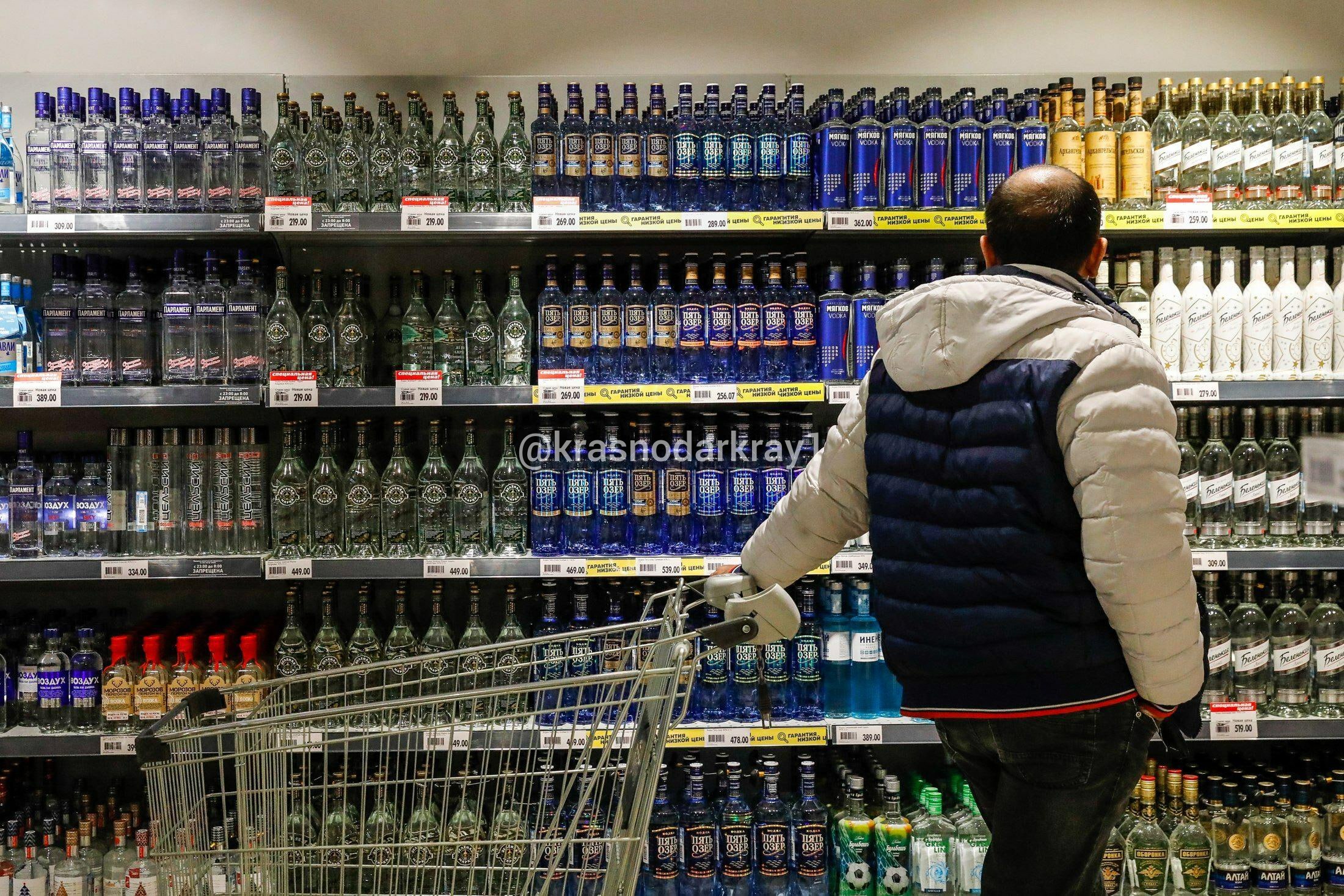 Уже через 2 месяца алкоголь в России резко взлетит в цене водка может подорожать на 11 а вино и пиво аж на 30 С 1 января 2026 года акцизы на спиртное будут повышены Подорожание коснётся буквально всего алкоголя Водка подорожает на 11 4 Игристые вина станут дороже на 8 9 Плодовые вина и винные напитки подорожают на 11 5 Пиво медовуха и сидр вырастут в цене на 10 При этом эксперты уверены что это не окончательные цифры так рост стоимости вина может быть куда более значительным Перейти в наш канал МАХ Подпишись поделись krasnodarkray1 Прислать видео новость