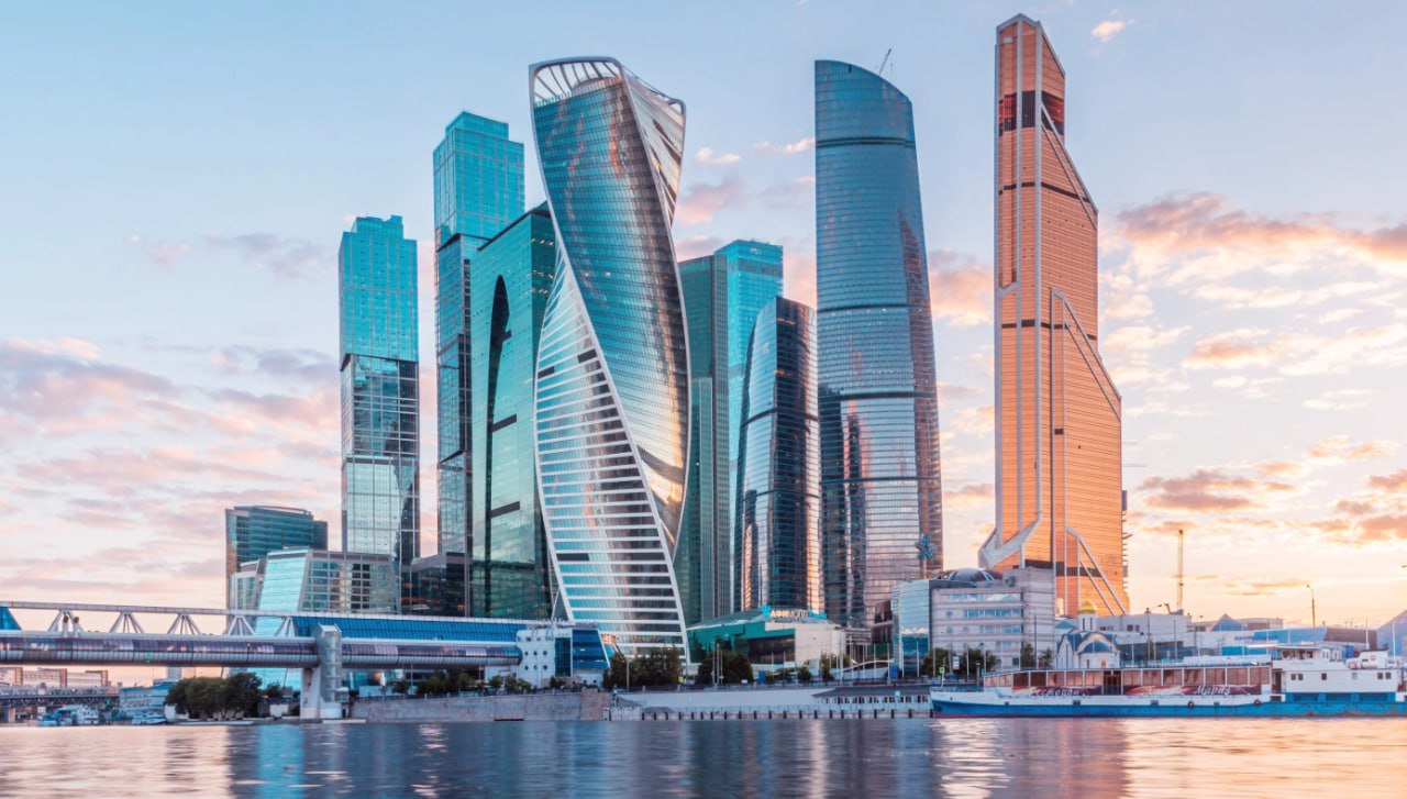 В "Москва-Сити" не осталось свободных офисов, вакантность площадей снизилась до минимального за всю историю наблюдений уровня в 1%, сообщили в компании NF Group Там отметили, что такой уровень обусловлен устойчивым спросом. На этом фоне средневзвешенные запрашиваемые ставки аренды с начала года увеличились на 16% и составили 70 229 рублей за кв.м в год в классе А.