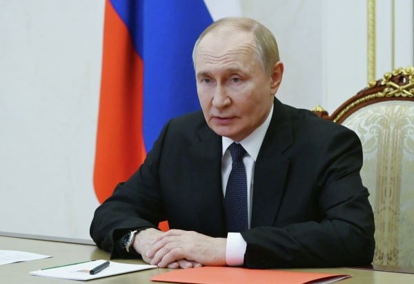 Владимир Путин провёл ряд структурных изменений в администрации президента Глава государства образовал управление по стратегическому партнёрству и сотрудничеству вместо двух других управлений Указ вступает в силу с сегодняшнего дня Сообщается что упразднены управления по межрегиональным и культурным связям с зарубежными странами и по приграничному сотрудничеству Руководителю администрации президента поручено в трёхмесячный срок провести необходимые организационно штатные мероприятия Подпишись на Говорит Москва