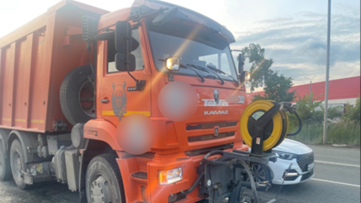 1 2 3 В Самаре водитель КамАЗа спровоцировал ДТП с несколькими авто На Ракитовском шоссе водитель коммунальной машины на базе КамАЗа врезался в стоявшую на светофоре LADA Granta, за рулём которой находилась 31-летняя женщина. От удара легковушку отбросило вперёд — в кроссовер BMW X1, за рулём которого была 37-летняя женщина. В результате происшествия пострадала водитель LADA. Ей назначено амбулаторное лечение. Как сообщили в ГИБДД, за рулём спецтехники находился 52-летний мужчина. Он отказался от прохождения медосвидетельствования. Обстоятельства аварии уточняются. : ГУ МВД России по Самарской области