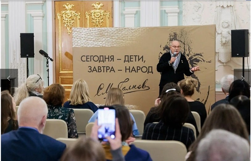 Никита Михалков завоевал Гран при премии Слово Гран при премии Слово завоевал народный артист РСФСР Никита Михалков Он получил награду из рук заместителя главы Совбеза РФ Дмитрия Медведева накануне 6 февраля Режиссёр сообщил что направит деньги на нужды специальной военной операции   russkiymir ru news 343426