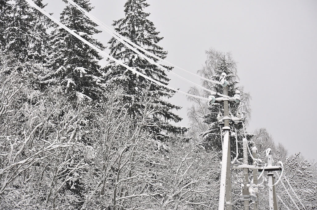 В Архангельской области масштабное отключение электричества Аварийное отключение электроснабжения произошло в Пинежском и Холмогорском округах Архангельской области Без света остались почти 23 тысячи человек По предварительной информации авария произошла на участке между рекой Угзеньгой и посёлком Сия