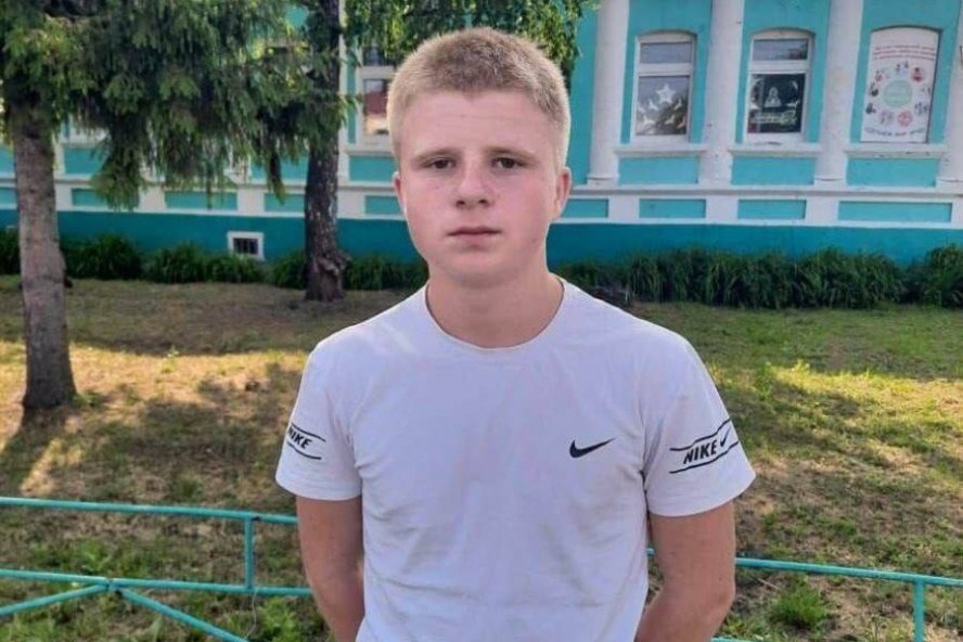 В Пичаевском округе подросток спас ребёнка при пожаре В МЧС России рассматривается вопрос о награждении подростка из Тамбовской области, спасшего ребёнка при пожаре. Происшествие случилось ещё в начале июня. В селе Пичаево загорелся частный жилой дом. Рядом оказался 16-летний Максим Макеев. Подросток заметил дым из-под крыши и малыша в окне. Не раздумывая, парень бросился на помощь ребёнку. Максим разбил стекло, вынес ребёнка из дома и передал трёхлетнего мальчика бабушке. Прибывшие на место происшествия пожарные потушили пламя на 10 квадратных метрах дома. Максим Макеев свой поступок особенным не считает. Говорит, что так поступил бы каждый. Парень мечтает о мужской трудовой профессии и службе в армии. МЧС России ИА "Онлайн Тамбов.ру"