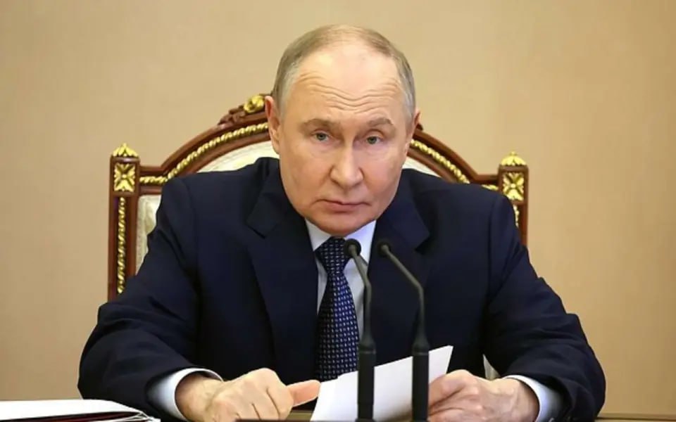 Владимир Путин наградил чиновников и медиков Белгородской области   Президент Владимир Путин подписал указ о награждении десяти жителей Белгородской области за профессиональные заслуги, проявленное мужество и вклад в развитие региона.   Среди награждённых – заместитель губернатора по внутренней политике Ольга Медведева, глава администрации Корочанского района Николай Нестеров и директор производственного подразделения «Грайворонский район» филиала «Западный» Белгородского областного водоканала Сергей Придацкий. Все они удостоены медали ордена «За заслуги перед Отечеством» II степени.  Звание заслуженного врача Российской Федерации присвоено заведующему городской больницей №2 Белгорода Александру Коровяковскому. Временно исполняющий обязанности главы Грайворонского округа Дмитрий Панков и слесарь-ремонтник аварийной службы Иван Козлов награждены медалью «За храбрость» II степени. Козлов получил ранение во время обстрела в 2024 году.  Особое внимание уделено медицинским работникам: орденом Пирогова  посмертно  отмечены фельдшеры Ольга Любимова и Марина Паровышник, погибшие при исполнении служебных обязанностей в результате ДТП с участием скорой помощи в феврале этого года.  Медалью ордена «За заслуги перед Отечеством» II степени за вклад в развитие культуры и искусства награждена преподаватель детской школы искусств поселка Волоконовка Галина Алексеева. Медалью «За спасение погибавших» отмечен индивидуальный предприниматель Денис Зелих.