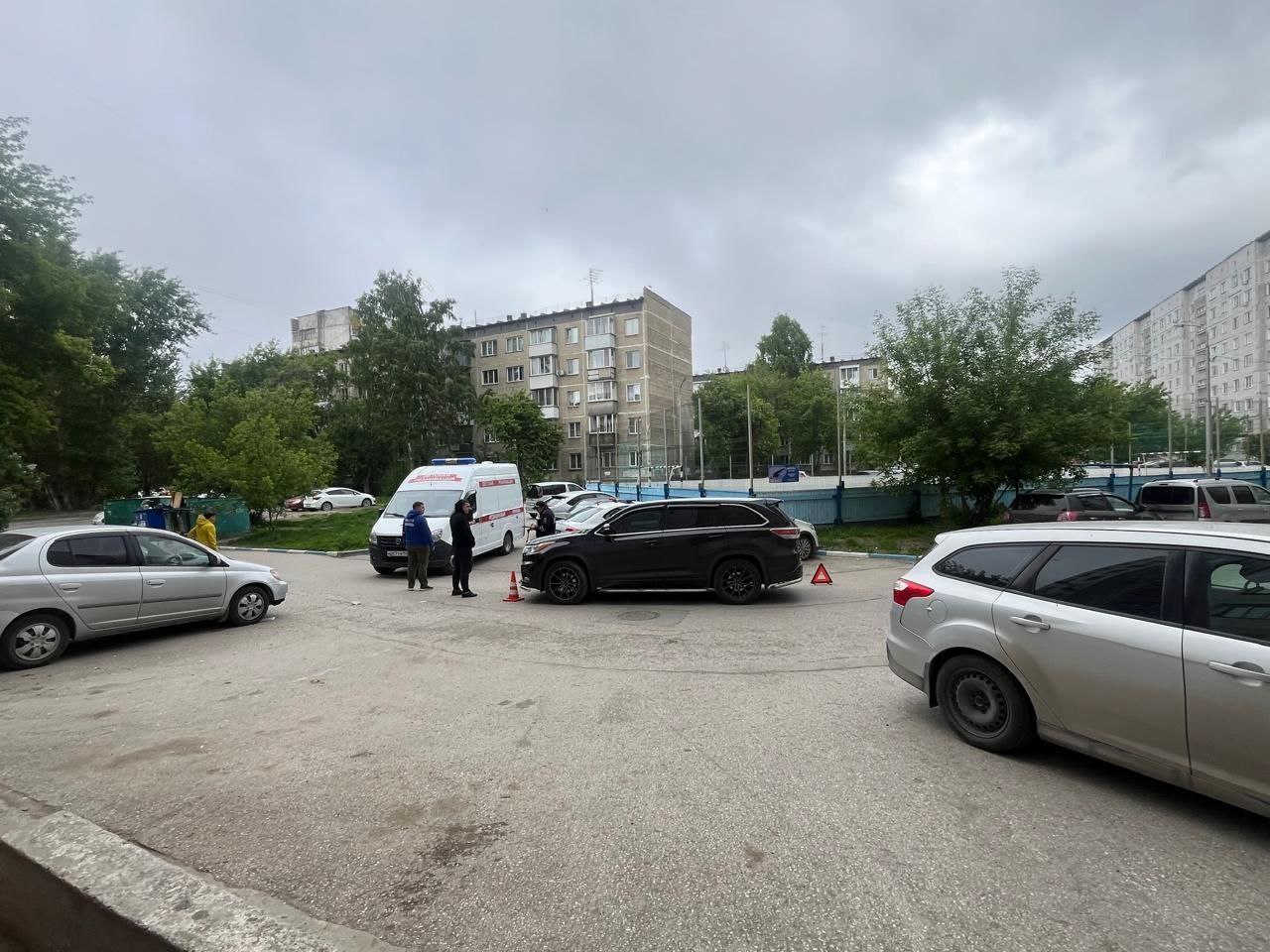 Мальчик на самокате получил травмы после столкновения с автомобилем 26 мая 2025 года в 16:20 в Ленинском районе произошло ДТП. Мужчина 1989 года рождения, находясь за рулем автомобиля Toyota Highlander, ехал по придомовой территории возле дома номер 2 по улице Киевской и допустил столкновение с электросамокатом модели СИМ Х1. В результате данного инцидента пострадал мальчик 2014 года рождения, управлявший электросамокатом. Он получил травмы и был госпитализирован в медицинское учреждение. В настоящее время ведется выяснение всех деталей и причин происшествия. АиФ