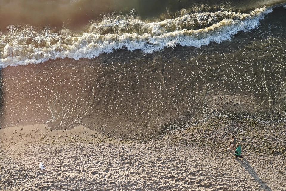 Дешевая энергия под водой ученые нашли потенциал в течениях Азовского моря Российские ученые уверены Азовское море может стать новым источником чистой энергии По словам океанолога Клима Григоренко из Южного научного центра РАН местные течения достаточно сильные чтобы вырабатывать электричество Речь идет о специальных установках которые работают без плотин прямо за счет движения воды В Таганрогском заливе например течения достигают 0 5 метра в секунду даже в штиль Если идею реализуют Азовское море сможет приносить не только рыбу и туристов но и энергию kp kuban