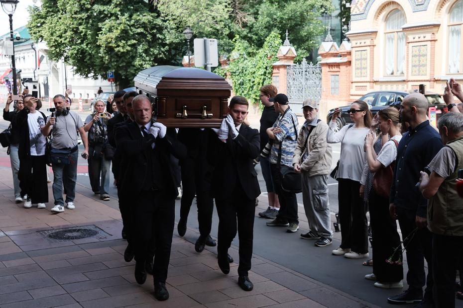 В Москве завершилось прощание с народным артистом и кинорежиссёром Александром Миттой Церемония проходила в малом зале Центрального дома литераторов. Проститься с мастером пришли сын, друзья, коллеги, выпускники и преподаватели его киношколы, в их числе были музыкант Гарик Сукачёв и гендиректор Первого канала Константин Эрнст. Подпишись на «Говорит Москва»