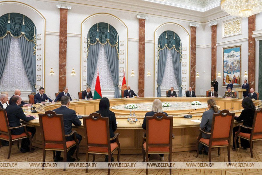 Александр Лукашенко белорусская наука демонстрирует устойчивость и способность к постоянному развитию Об этом заявил Президент Беларуси Александр Лукашенко на церемонии вручения дипломов доктора наук и аттестатов профессора научным и научно педагогическим работникам