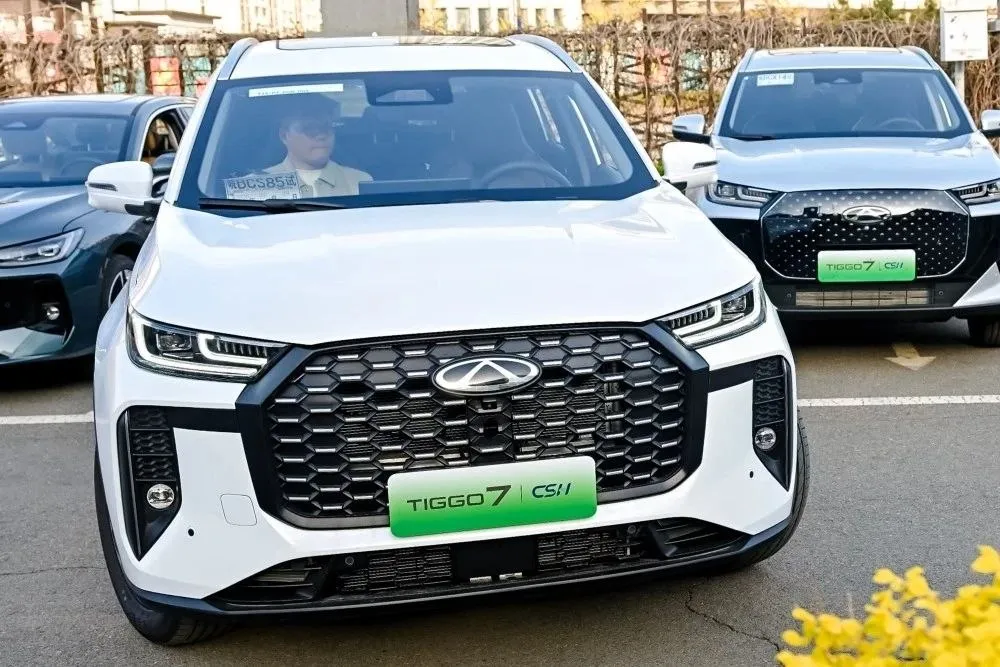 Компания Chery представила новую интеллектуальную систему автоматической парковки под названием VPD Valet Parking Driver В основе системы лежит нейросеть которая позволяет автомобилю самостоятельно анализировать дорожную обстановку и адаптироваться к ней Комплекс Chery VPD включает два основных сценария использования Первый сценарий One Tap Departure Он позволяет автомобилю самостоятельно выезжать с парковки по нажатию кнопки в мобильном приложении После этого машина запустит двигатель и сама подъедет к водителю Второй One Step Homecoming При въезде на парковку водитель может покинуть автомобиль и активировать автоматическую парковку через приложение Система найдёт заранее заданное место а если оно занято то выберет свободное ориентируясь на обстановку В рамках презентации было объявлено что в 2026 году технология Chery VPD будет внедрена на серийных моделях Tiggo 7 и Tiggo 8 Наш сайт Канал Китайские автомобили Канал в Max chery chinamashina news