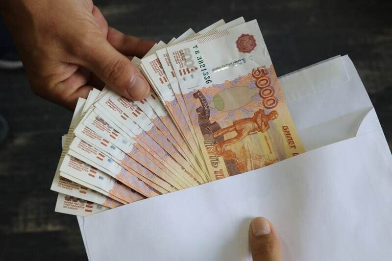 Турецкую недвижимость осуждённой экс чиновницы из Крыма обратили в доход государства Бывшего заместителя начальника ФГБУ Сакский военный клинический санаторий имени Н И Пирогова Елену Шарапову приговорили году заключения и штрафу в размере 400 тысяч рублей за коррупцию сообщили в Центре общественных связей ФСБ России Установлено что она незаконно завышала премии своим подчиненным а затем под угрозой увольнения заставляла их обналичивать и передавать ей Кроме того сотрудники УФСБ РФ по Черноморскому флоту выявили факты несоответствия расходов женщины с ее официальным доходом Так в период работы в санатории Шараповой была приобретена элитная квартира в г Аланья Турция стоимостью более 19 миллионов рублей и парковочное место стоимостью более 600 тысяч рублей сказано в сообщен Подробнее
