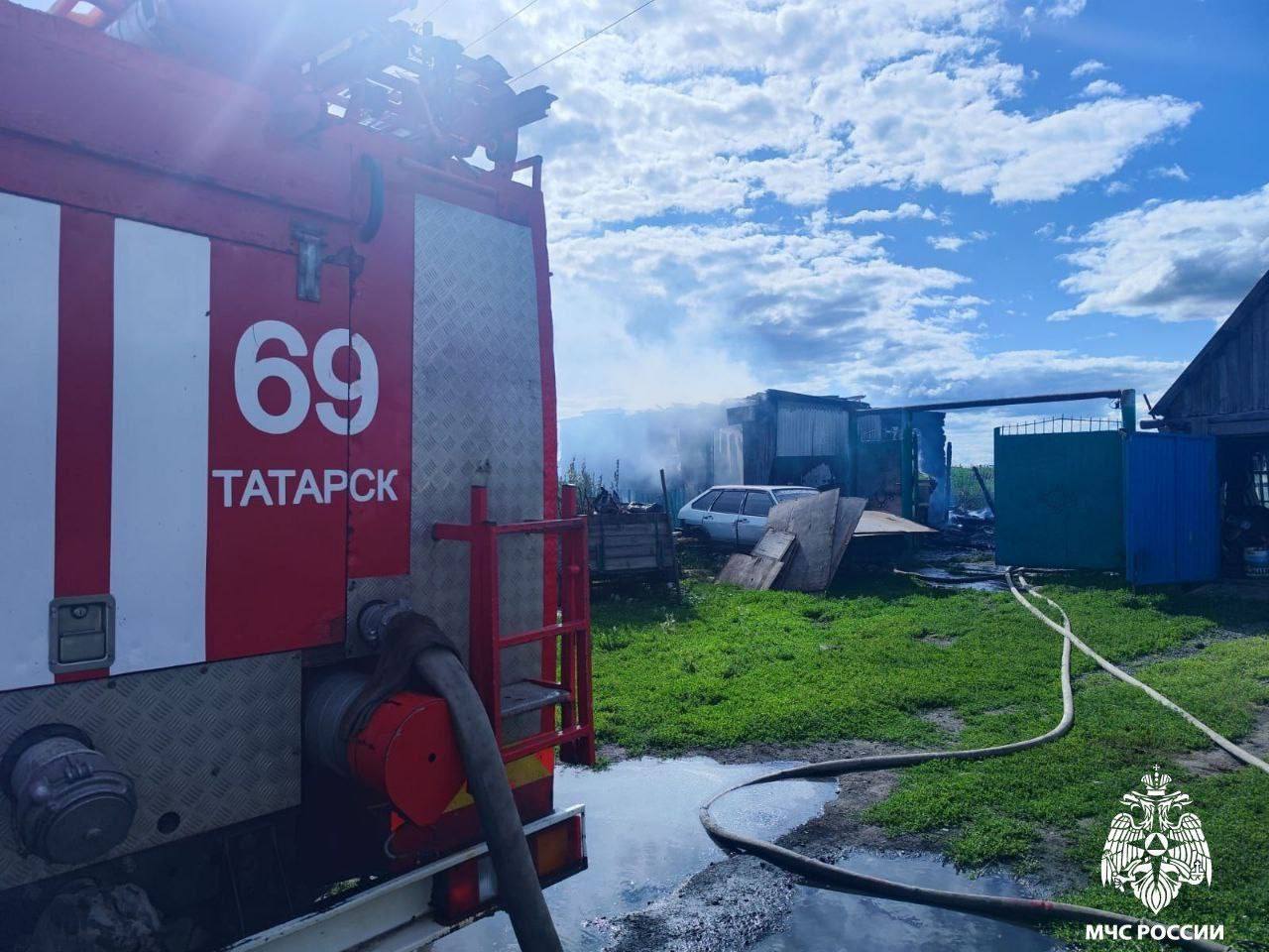 В Новосибирской области пожарный извещатель спас мать и двоих детей В деревне Комбар загорелась веранда частного дома. Огонь стремительно распространялся по жилищу. Внутри находились мать, 5-летняя дочь и 3-летний сын. О беде оповестил пожарный извещатель, безвозмездно установленный в доме местной администрацией по спецпрограмме. Женщина с детьми спаслась через окно: за дверью полыхало пламя. Мать пыталась самостоятельно потушить огонь, но безуспешно. Дом уже полностью горел, кровля обрушилась. Добровольные пожарные и сотрудники МЧС России ликвидировали возгорание. Дом спасти не удалось, но трое человек остались живы благодаря простому и полезному прибору. Предположительно, все произошло из-за короткого замыкания электропроводки. Все произошло 8 июля