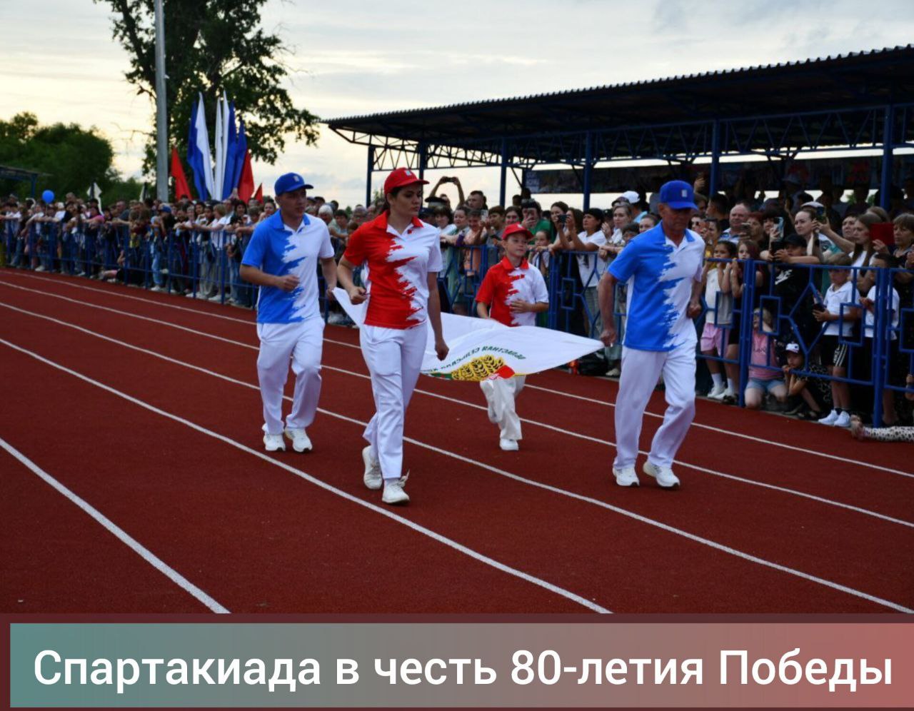 В Амурской области завершилась 39-я областная сельская комплексная спартакиада. Состоялась спартакиада в поселке Восточном Октябрьского района. В ней приняли участие более 600 спортсменов из 17 округов и районов Приамурья. Команды боролись за первенство в гиревом спорте, футболе, волейболе, гандболе и легкой атлетике. Последняя была представлена самыми разными дисциплинами: прыжки в высоту, длину, метание гранаты, толкание ядра, а также бег на 100, 200, 400, 800, 1500 и 3000 метров. В период 14 сентября 2024 по июль 2025 участники спартакиады уже выявили лучших в 18 видах спорта, включая пулевую стрельбу, шахматы и хоккей. Зейский округ представляли: Журавлев Сергей, п. Береговой; Окулич Валерий, с. Овсянка; Корбут Владимир, п. Береговой; Гладких Михаил, п. Береговой; Левковец Алексей, с. Сосновый Бор; Цатурян Анастасия, п. Огорон; Ахметова Дарья, с. Овсянка, Узлова Мария, п. Верхнезейск. Корбут Владимир занял I место по легкой атлетике среди мужчин в возрастной категории 50+ и Левковец Алексей пришел с третьим результатом в беге среди мужчин в возрастной категории 50+ финала спартакиады. Легкоатлет Валерий Окулич занял II место в беге дистанции на 800 метров и III место в беге дистанции на 1500 метров. В общем зачете по итогам всех дисциплин у нашей команды 13 место. Фото: архив правительства Приамурья и администрации Зейского округа. #ЗейскийВестник