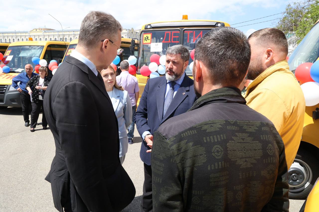 Автопарк школьных автобусов пополнился в Кировском округе. Сегодня Губернатор Ставропольского края Владимир Владимиров вручил ключи от двух новых школьных автобусов директорам школы № 4 ст. Зольская и школы № 3 ст. Советская. Эти современные автобусы не только обеспечат безопасность, но и создадут комфортные условия для наших детей на пути в школу. Работаем дальше!