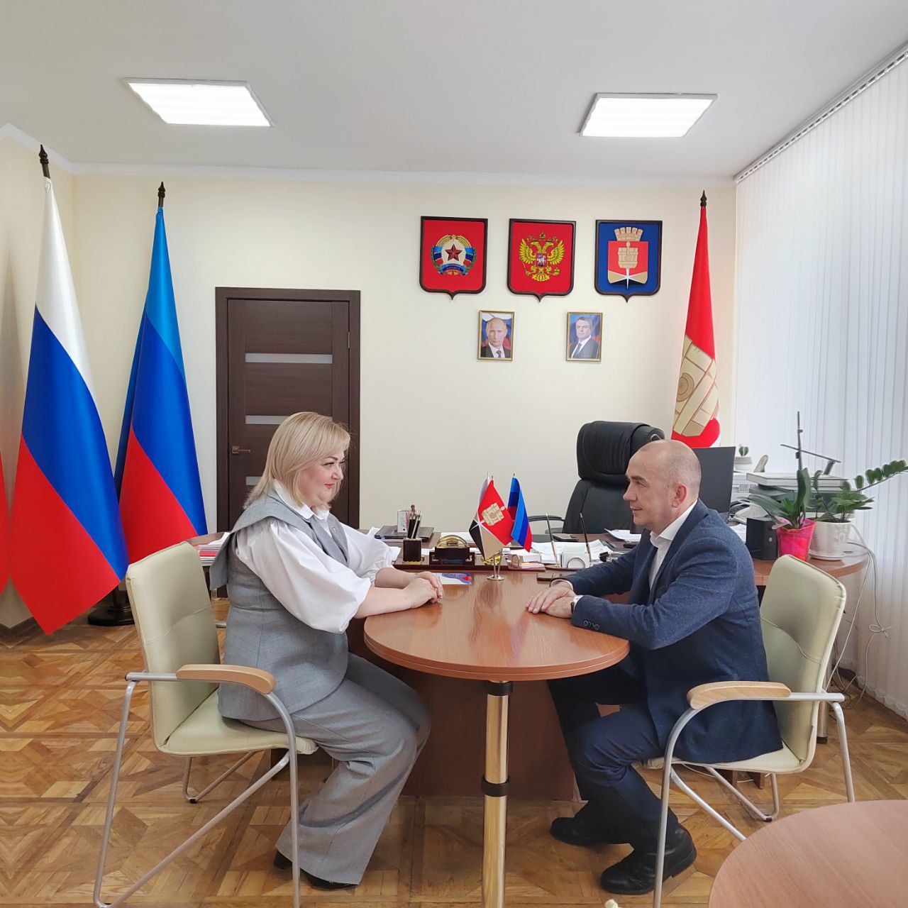 По поручению Губернатора Вологодской области Георгия Филимонова выехал в город Алчевск Луганской Народной Республики Побеседовал с главой Алчевска Светланой Петровной Гребеньковой Обсудили вопросы сотрудничества в разных сферах Вологодчина помогает городу побратиму с 2022 года когда был подписан договор о дружбе сотрудничестве и взаимной помощи между Российской Федерацией и Луганской Народной Республикой Мы ежегодно направляем в учреждения образования подшефного города учебники и учебную литературу помогаем организовывать образовательное пространство ремонтировать здания обновлять пищеблоки закупать технику В этом году в школы Алчевска мы передали 9850 экземпляров учебников Вместе с учебной литературой в школы доставлены 650 наборов школьных принадлежностей для первоклассников подготовленные по поручению Губернатора Георгия Филимонова а также 16 аптечек для оказания первой медицинской помощи В детских лагерях и учебных центрах Вологодской области каждое лето отдыхают ребята из Алчевска В этом году в профильных сменах приняли участие более 700 юных алчевцев В будущем году мы продолжим поддерживать подшефный город КомандаФилимонова Во35 Александр Ершов Александр Ершов