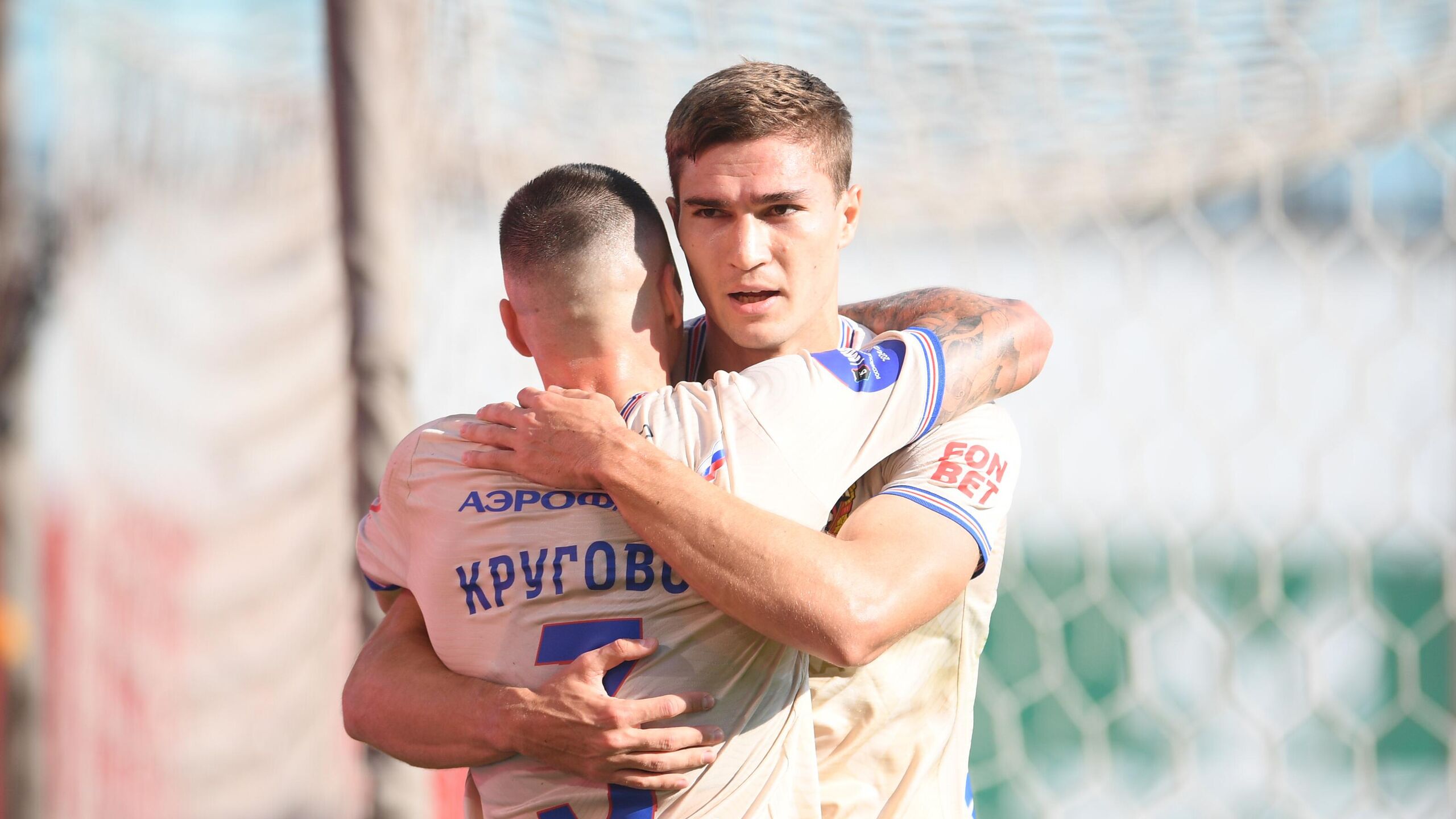 Московский ЦСКА на своем поле обыграл Оренбург в матче 17 го тура чемпионата России по футболу Встреча прошедшая в Москве завершилась со счетом 2 0 в пользу хозяев В составе ЦСКА голом отметился Тамерлан Мусаев 84 я минута также автогол на свой счет записал защитник Оренбурга Данила Хотулев 56 На 60 й минуте желтую карточку получил защитник ЦСКА Матвей Лукин Он пропустит матч 18 го тура чемпионата России против Краснодара из за перебора желтых карточек Перед началом матча прошла минута молчания в память об олимпийском чемпионе 1956 года Никите Симоняне который умер 23 ноября в возрасте 99 лет Игроки обеих команд и судьи вышли на матч в майках с изображением Симоняна и провели всю встречу с траурными повязками ЦСКА вышел в лидеры турнирной таблицы чемпионата России набрав 36 очков Далее идут Краснодар 34 и Зенит 33 которые имеют матч в запасе