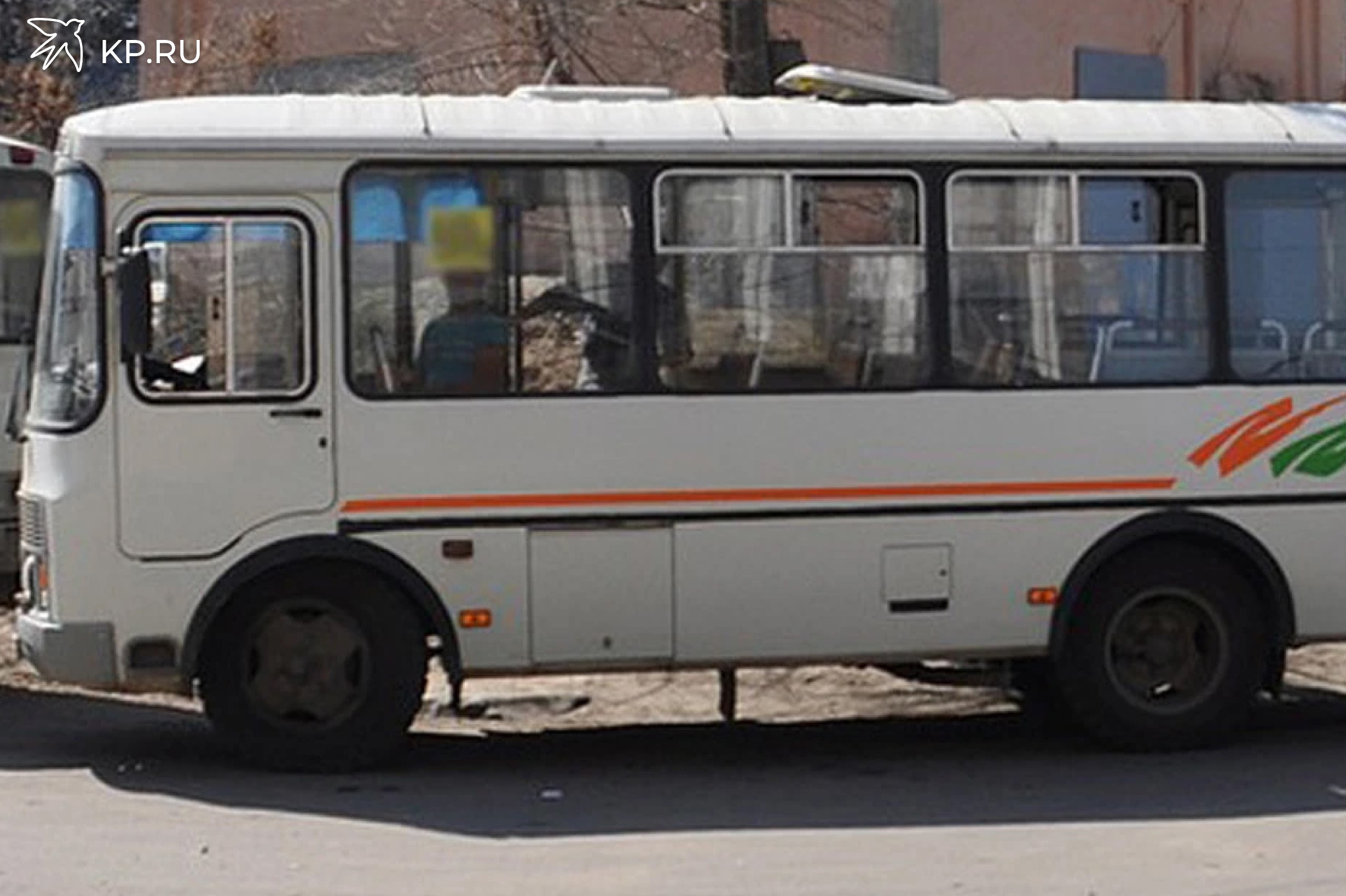 В Воронежской области с 11 августа сильно подорожает проезд С понедельника, 11 августа, в населенных пунктах Воронежской области солидно подорожает проезд. Об этом информируют в приказе регионального Министерства тарифов, опубликованным на портале региональной администрации. Через 12 дней поездка в районах области будет стоить 27 рублей при оплате наличными. Картой она обойдется дешевле – 25 рублей. Пока проезд стоит соответственно 23 и 21 рубль. Увеличится и стоимость одного километра пути на маршрутах между населенными пунктами. Если ранее тариф составлял 2,3 рубля за километр, теперь он поднимется до 3,4 рубля. Оплата багажа, имеющего стандартные габариты, составит 15% от общей стоимости проезда. Воронеж повышение не коснется. В столице Черноземья и так недавно подняли оплату проезда до 40 рублей и наличными и 37 – картой.