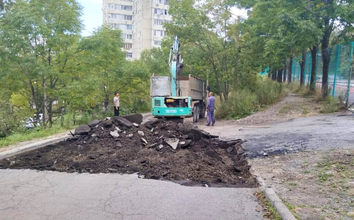 Дорожный ремонт стартовал сегодня ещё на одном объекте. До середины октября будет отремонтирован проезд от дома № 10 на улице Ватутина к Нейбута, 24.    Рабочие подрядной организации приступили к демонтажу старого, разрушенного покрытия. После этого проведут необходимые подготовительные мероприятия и уложат новый асфальт. Работы рассчитаны до середины октября, но дорожники планируют выполнить их в кратчайшие сроки.   Сейчас в разных районах Владивостока продолжается локальный и комплексный ремонт дорог в районе Борисенко, 44, на Херсонской, Камской, Днепровской, Калинина, Лейтенанта Шмидта, Нестерова, Шилкинской, Тунгусской и 13-й Рабочей.   #ремонт_дорог