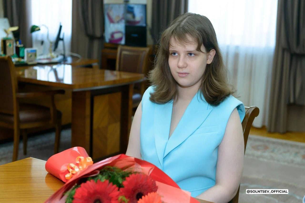Оренбурженка Анна Шухман выиграла Суперфинал Чемпионата России по шахматам став самой молодой чемпионкой По итогам 11 туров 16 летняя Анна набрала 7 очков девушки занявшие второе и третье место набрали по 6 5 балла Ранее Шухман одержала победу на юниорском чемпионате мира и Всемирной шахматной олимпиаде в составе юниорской сборной России до 16 лет orengorodovoy