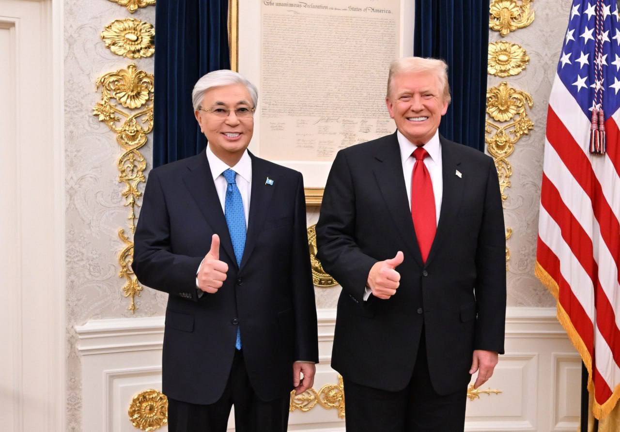 Трамп пригласил Токаева и Казахстан в Совет мира по Газе Президент США Дональд Трамп пригласил Казахстан и Касым Жомарта Токаева войти в новый Совет мира по Газе который лидер США обозначает альтернативой ООН Пресс секретарь Президента Руслан Желдибай сообщил что Токаев первым из мировых лидеров получил официальное приглашение Президент поблагодарил лидера США и согласился участвовать в этом объединении Токаев подтвердил что Казахстан хочет помочь в укреплении мира на Ближнем Востоке доверия между странами и глобальной стабильности Syrmedia kz Подписаться