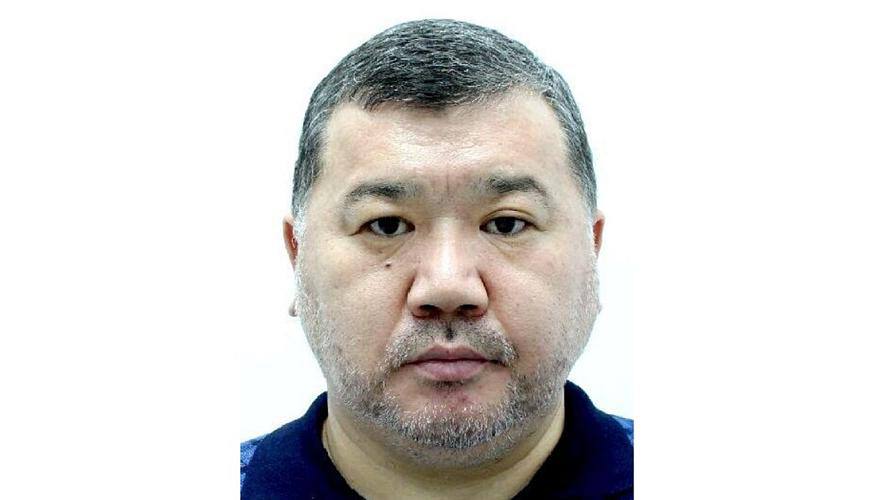 Информируем что бывший главный транспортный прокурор Казахстана Максат Дуйсенов объявлен в розыск Дуйсенов Максат Керимбайулы в розыске три дня говорится в разыскной карточке Дуйсенова на портале органов правовой статистики и специальных учетов Согласно документу разыскное дело зарегистрировано в Алматы 29 августа по линии управления полиции Алмалинского района Дуйсенов и экс сенатор бывший генеральный прокурор и экс глава агентства по борьбе с экономической и коррупционной преступностью АБЭКП Финпол Кайрат Кожамжаров пересеклись карьерно в финансовой полиции и в системе прокуратуры Казахстана В период наивысшей карьеры Кожамжарова в финполе и генпрокуратуре Дуйсенов возглавлял Алматинский филиал финансовой полиции и занимал пост главного транспортного прокурора сообщает КазТАГ informatorkz