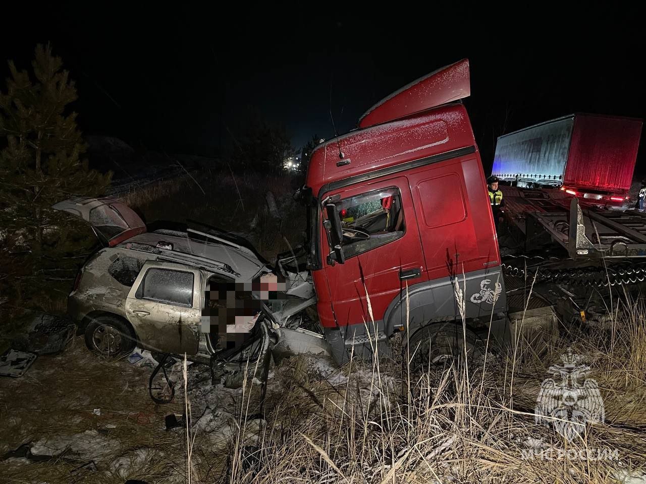 МЧС показало кадры смертельной аварии под Дзержинском. Спасатели помогли вытащить пострадавших из покореженной легковушки.  Как сообщили в ведомстве, в ДТП погиб один человек. Еще двух мужчин отвезли в больницу.