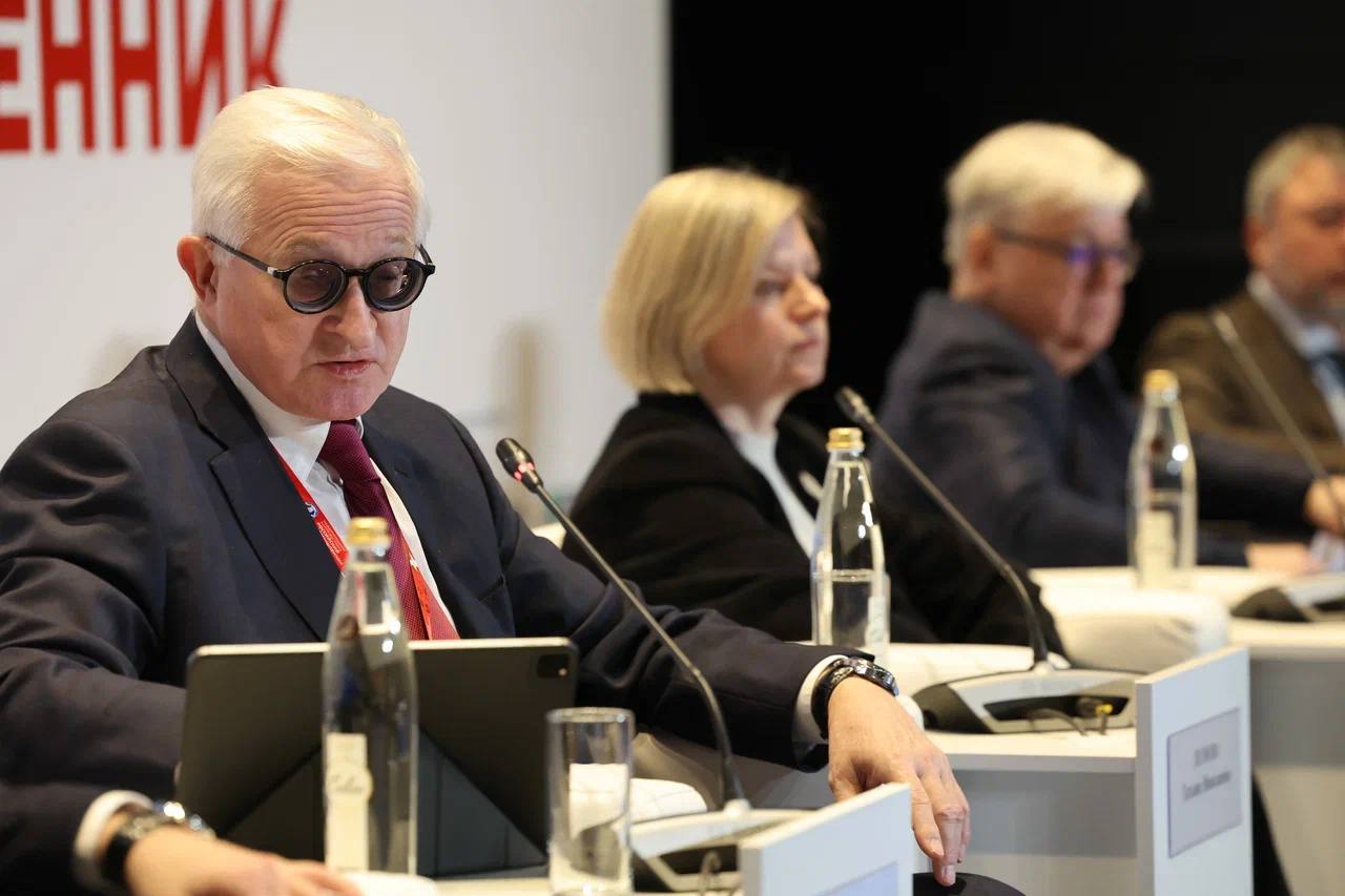 Форум Национальная система квалификаций России как сформировать кадровый суверенитет РФ 30 октября 2025 года в рамках Международного форума выставки Российский промышленник прошло пленарное заседание XI Всероссийского форума Национальная система квалификаций России Президент РСПП Александр Шохин подчеркнул что за 11 лет развития национальная система квалификаций решила множество важнейших задач и одна из них остается неизменной это необходимость формирования обоснованного прогноза потребности экономики в кадрах Среди важнейших задач которые национальная система решает сейчас это прежде всего обоснованный прогноз потребности в кадрах Правительство работает над 7 летним прогнозом потребности экономики в кадрах Нужен адаптивный подход прогноз не только надо раз в год обновлять но и менять иногда существенно с учётом технологических изменений изменений в системе образования и так далее сказал Александр Шохин добавив что необходимо постоянно развивать и механизм независимой оценки квалификаций Подробнее читайте на сайте РСПП РСПП Подписаться