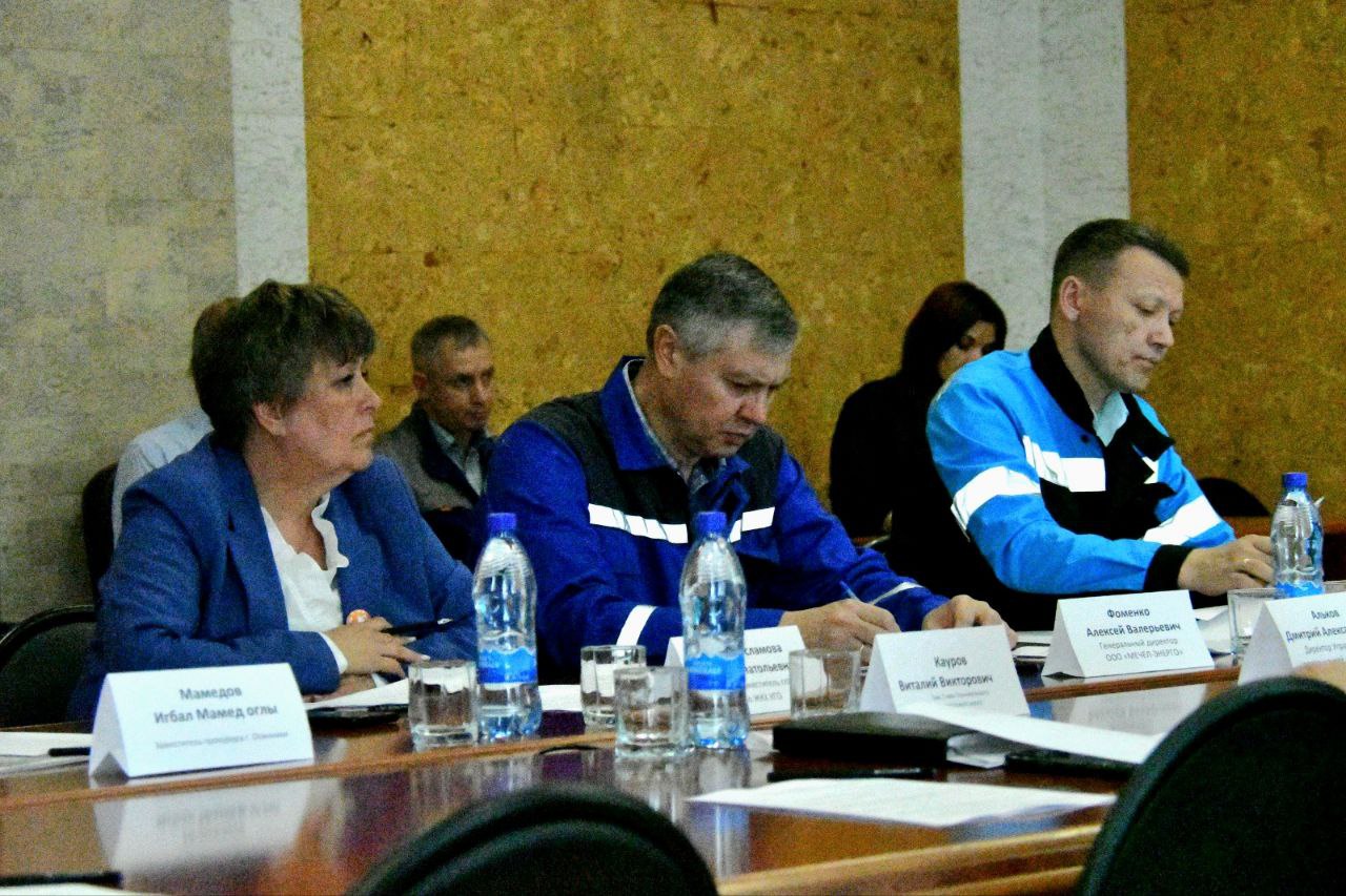 На Южно-Кузбасской ГРЭС в рамках оперативного штаба обсудили очередной этап ремонтной программы предприятия. В нынешнем году на станции планируется выполнить текущие ремонты 7 котлоагрегатов, 7 турбоагрегатов и 7 турбогенераторов, а также капитальные ремонты 3 котлоагрегатов, 1 турбоагрегата и 1 турбогенератора. На эти цели в инвестиционной программе компании на 2025 год заложено порядка 2,4 млрд рублей. Подготовка ЮК ГРЭС к предстоящему отопительному сезону идет в соответствии с планом. Ремонт оборудования оказывает положительное влияние не только на стабильность тепло- и электроснабжения объектов, подключенных к ЮК ГРЭС, но и на состояние окружающей среды в Калтане. Как отметил представитель Роспотребнадзора, в мае текущего года в мониторинговой точке на ул. Комсомольская, 35, отобрано 42 пробы атмосферного воздуха на семь загрязняющих веществ. Превышений гигиенических нормативов не установлено. Кроме того, в мае на границе санитарно-защитной зоны ЮК ГРЭС и территории ближайшей жилой застройки отобрано 252 пробы атмосферного воздуха, превышений гигиенических нормативов также не выявлено. Обращений граждан на загрязнение атмосферного воздуха от деятельности станции в адрес управления не поступало. Мониторинг будет продолжен.