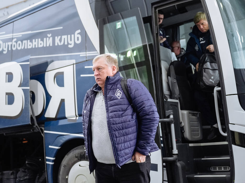 Сегодня Осинькина могут уволить с поста главного тренера «Крыльев Советов» Сегодня должна состояться встреча главного тренера «Крыльев Советов» Игоря Осинькина с губернатором Самарской области Вячеславом Федорищевым. Об этом сообщает инсайдер Иван Карпов в своем телеграм-канале. Как сообщает Карпов, пока что ситуация складывается не в пользу специалиста. Во-первых, клуб занял 10-е место в таблице РПЛ, хотя задача стояла занять восьмое. Во-вторых, в руководстве «Крыльев» считают команду нестабильной, поскольку она может победить «Зенит» 3:2 , но проиграть «Акрону» 0:2 . В третьих, если Федорищев и предложит новый контракт Осинькину, то он будет скромнее нынешнего. Это вряд ли устроит тренера, хотя он готов пойти на понижение зарплаты, сообщает источник. Читать полностью